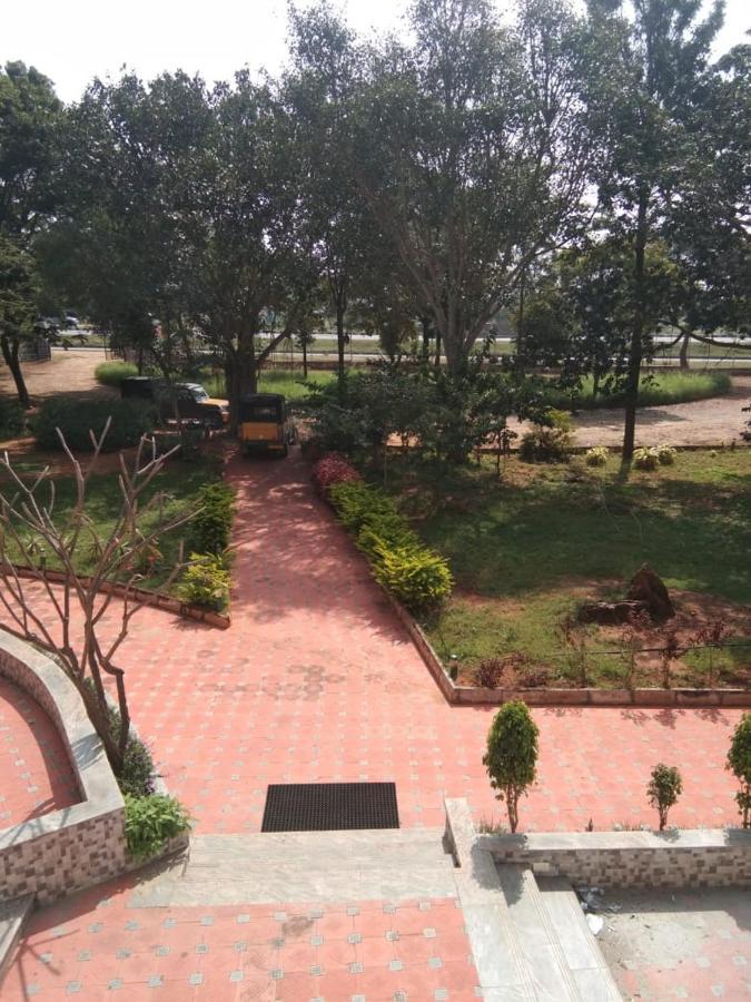 Kstdc Hotel Mayura Pavithra Yediyur Kunigal Bagian luar foto