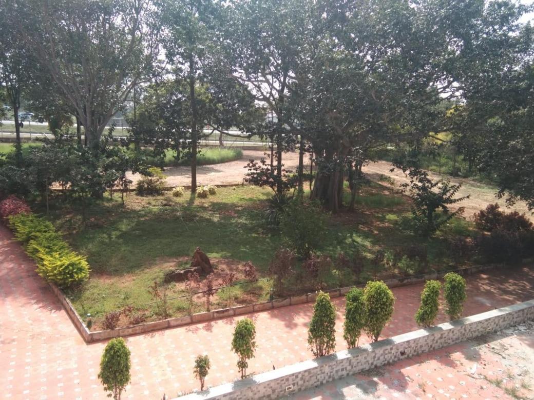Kstdc Hotel Mayura Pavithra Yediyur Kunigal Bagian luar foto